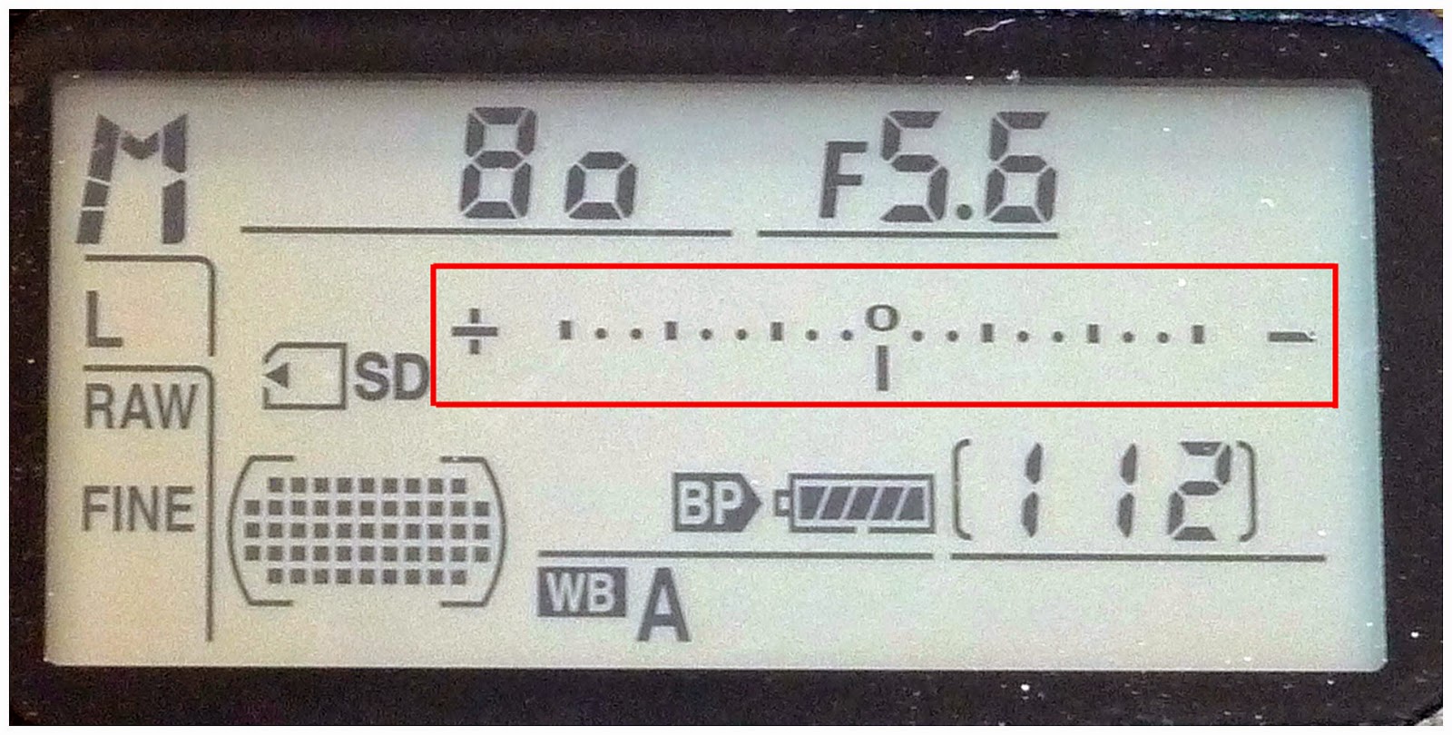 Imagen del fotómetro de la cámara visto en la pantalla LCD superior de una cámara Nikon.