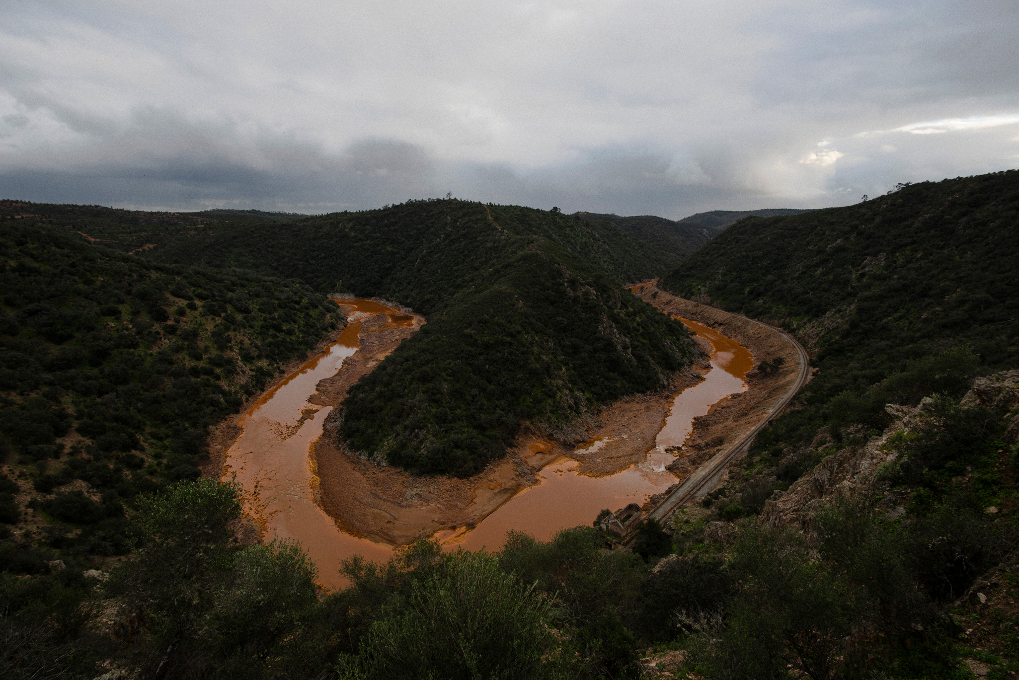 Panoramica, desde el Cerro de Salomón,de un meandro en el Río Tinto